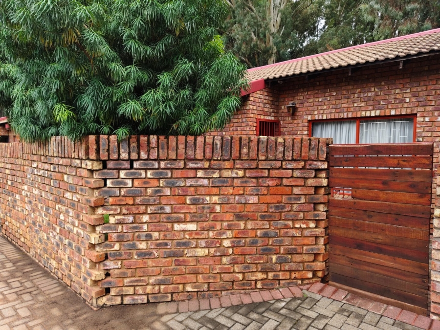 2 Bedroom Property for Sale in Langenhovenpark Free State